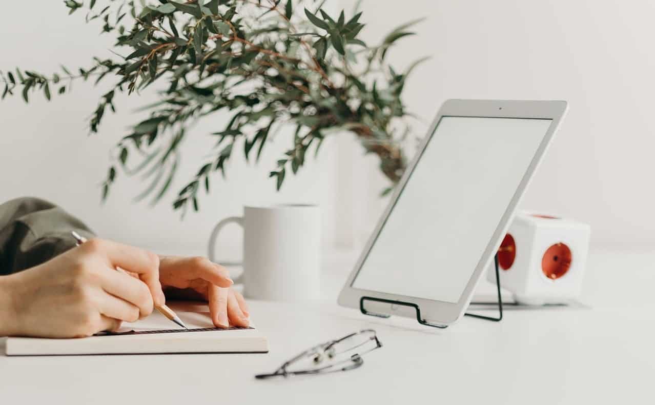 Study setup with tablet and notebook - PETAL Paragraph structure Featured Image